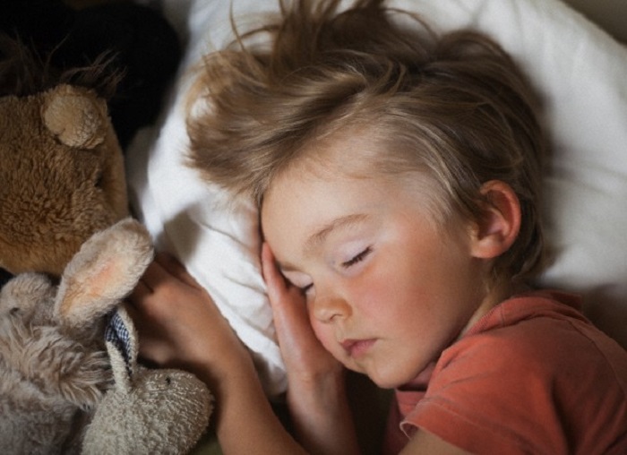 Как да научим детето да заспива само