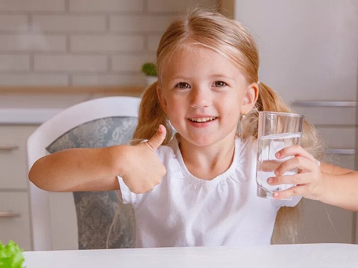 как да накараме детето да пие вода